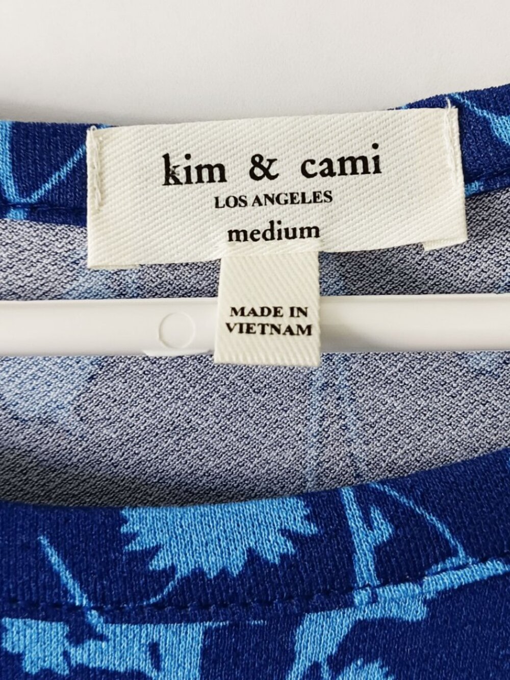 KIM & CAMI Blue Floral Blouse Size M - Picture 9 of 11